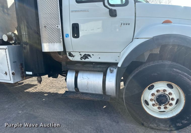image for item EB2481 2007 International  7600 hydrovac truck