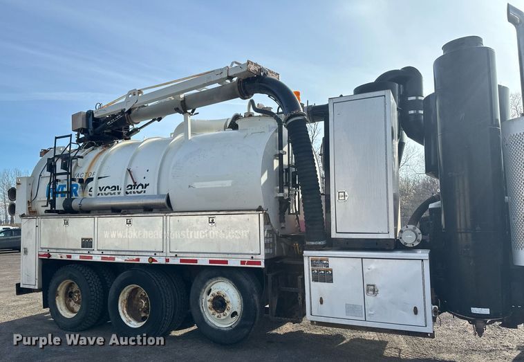 image for item EB2481 2007 International  7600 hydrovac truck
