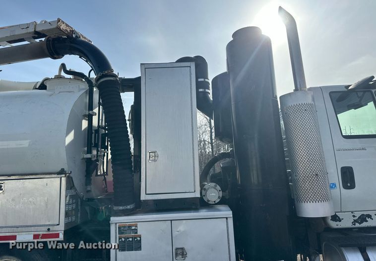 image for item EB2481 2007 International  7600 hydrovac truck
