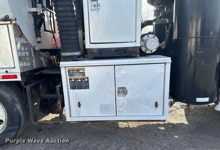 image for item EB2481 2007 International  7600 hydrovac truck