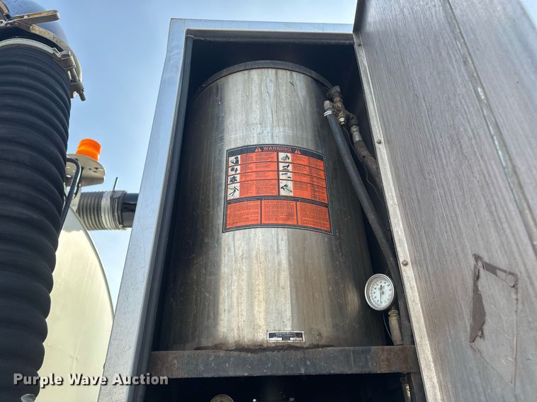 image for item EB2481 2007 International  7600 hydrovac truck