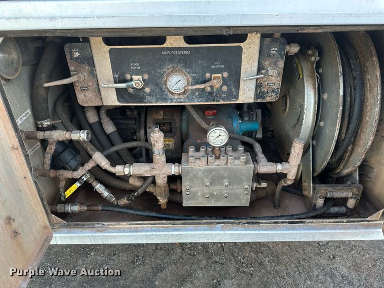 image for item EB2481 2007 International  7600 hydrovac truck