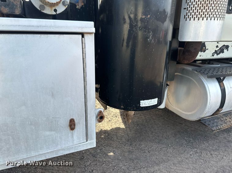 image for item EB2481 2007 International  7600 hydrovac truck