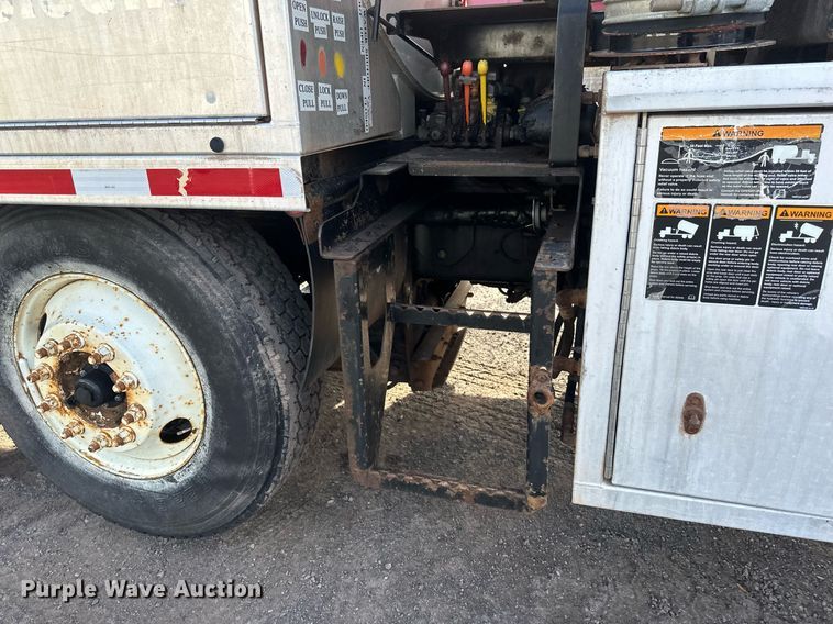 image for item EB2481 2007 International  7600 hydrovac truck