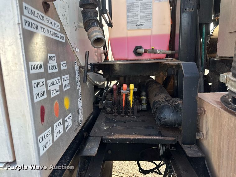 image for item EB2481 2007 International  7600 hydrovac truck