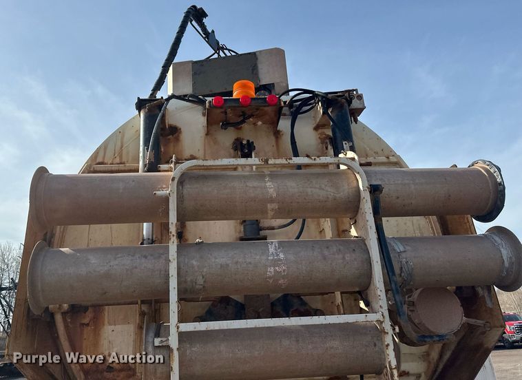 image for item EB2481 2007 International  7600 hydrovac truck