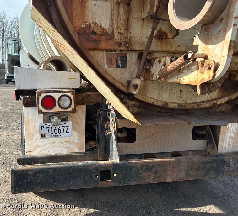 image for item EB2481 2007 International  7600 hydrovac truck