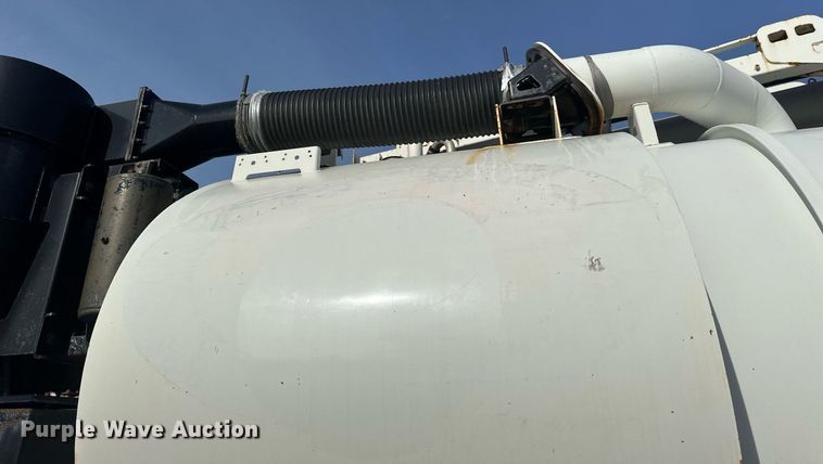 image for item EB2481 2007 International  7600 hydrovac truck