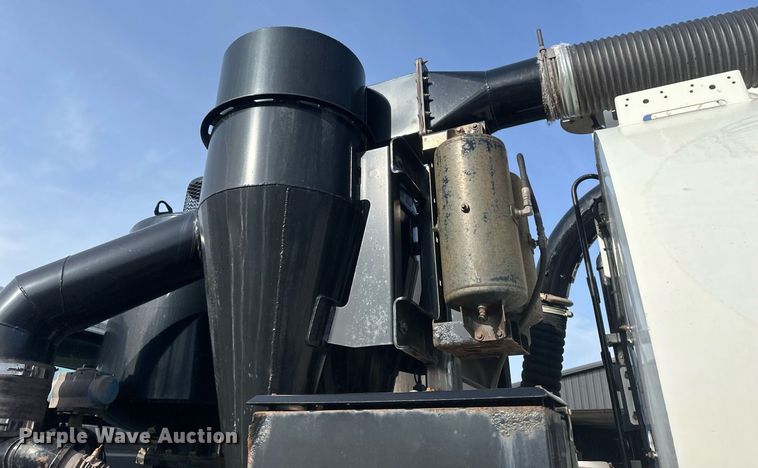 image for item EB2481 2007 International  7600 hydrovac truck