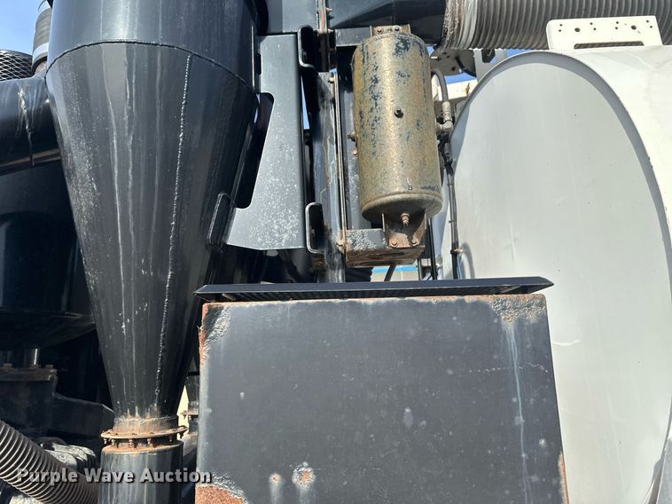 image for item EB2481 2007 International  7600 hydrovac truck