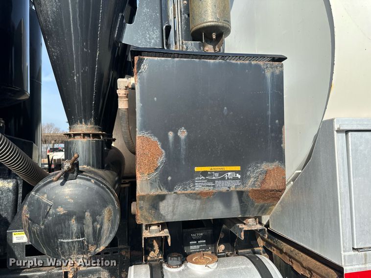 image for item EB2481 2007 International  7600 hydrovac truck