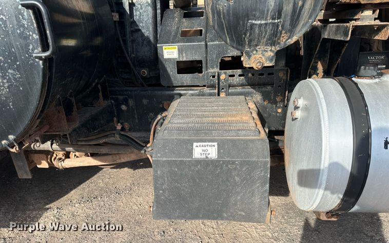 image for item EB2481 2007 International  7600 hydrovac truck