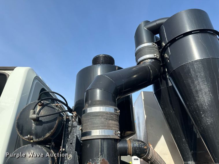 image for item EB2481 2007 International  7600 hydrovac truck