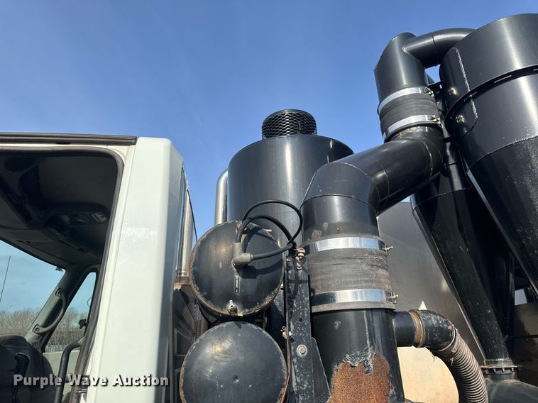 image for item EB2481 2007 International  7600 hydrovac truck