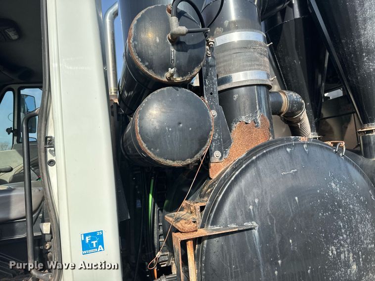 image for item EB2481 2007 International  7600 hydrovac truck