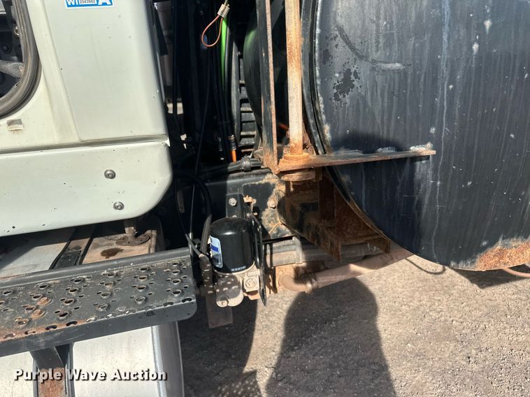 image for item EB2481 2007 International  7600 hydrovac truck