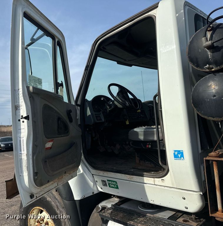 image for item EB2481 2007 International  7600 hydrovac truck