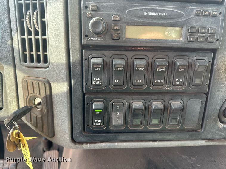 image for item EB2481 2007 International  7600 hydrovac truck