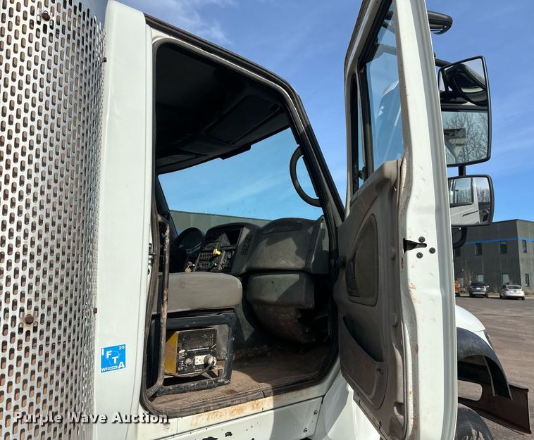 image for item EB2481 2007 International  7600 hydrovac truck