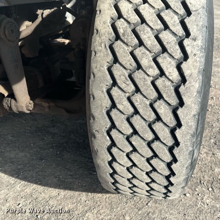 image for item EB2481 2007 International  7600 hydrovac truck