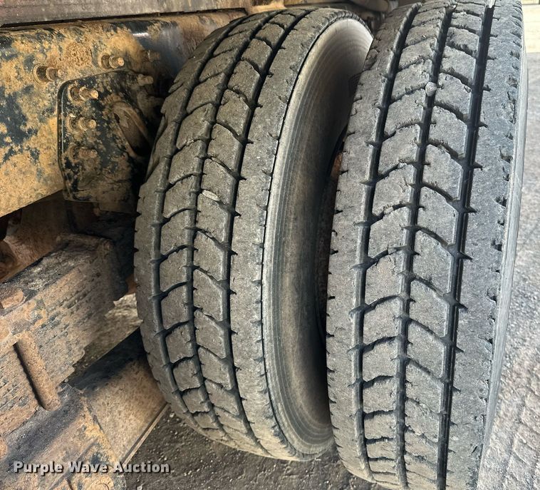 image for item EB2481 2007 International  7600 hydrovac truck