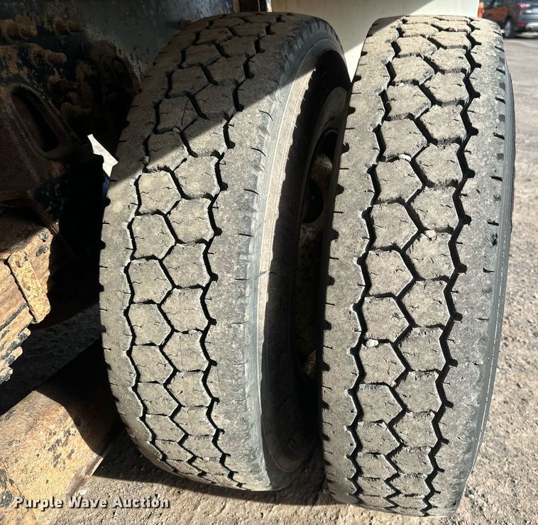 image for item EB2481 2007 International  7600 hydrovac truck