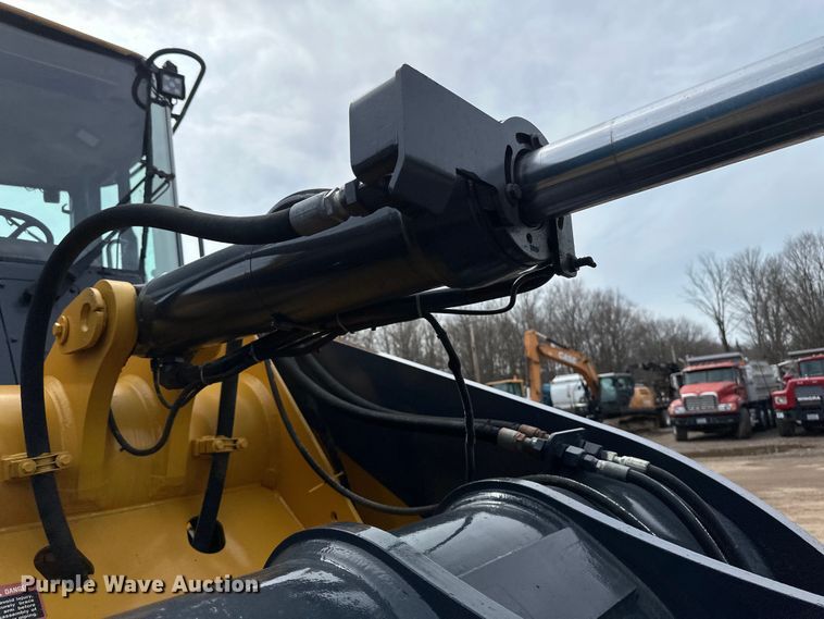 image for item EB2484 2004 John Deere 624J wheel loader