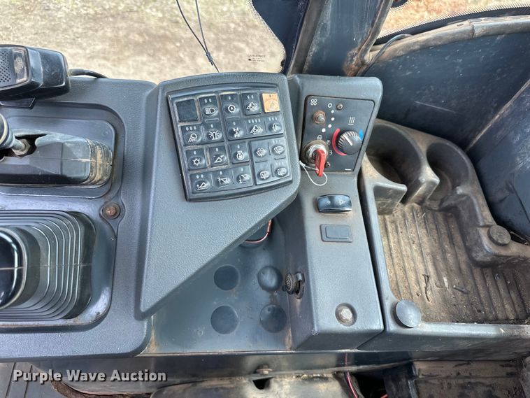 image for item EB2484 2004 John Deere 624J wheel loader