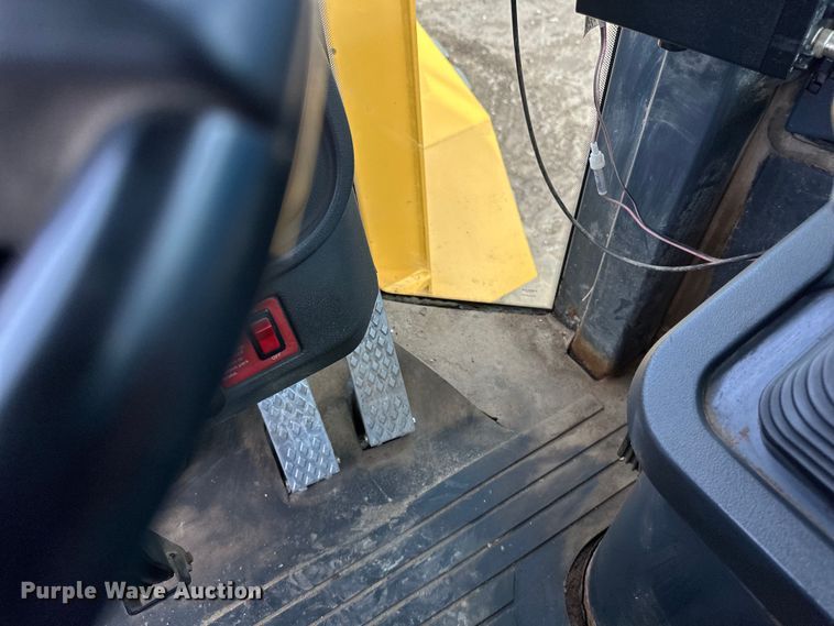 image for item EB2484 2004 John Deere 624J wheel loader