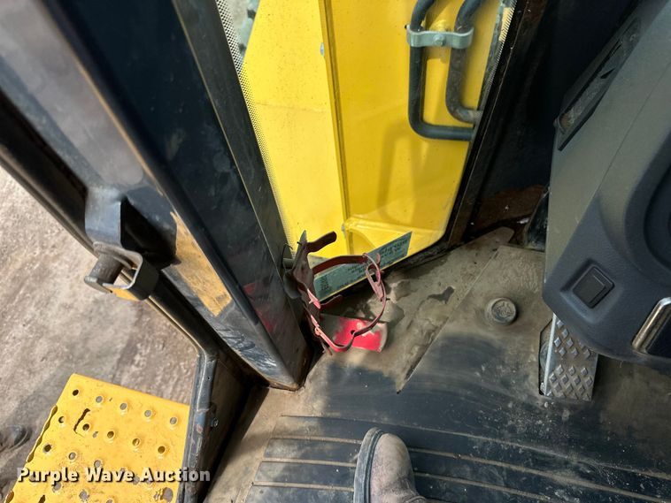 image for item EB2484 2004 John Deere 624J wheel loader