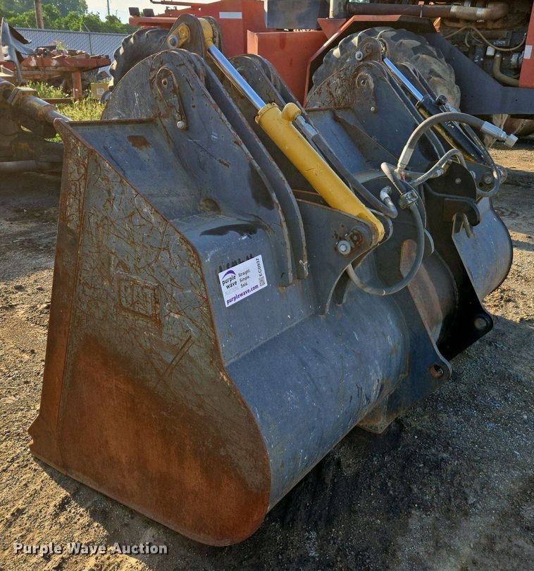 image for item EC0937 Caterpillar wheel loader grapple bucket