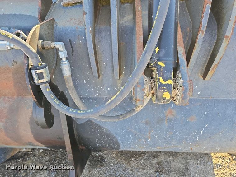 image for item EC0937 Caterpillar wheel loader grapple bucket