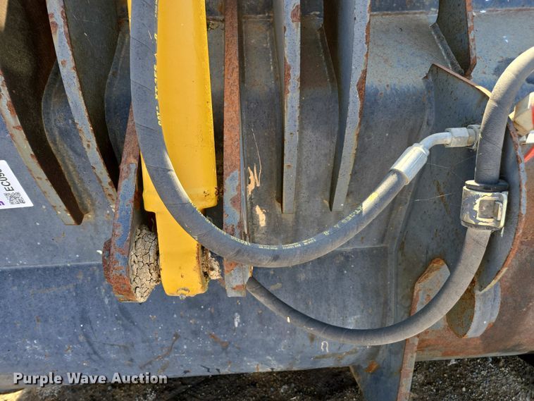 image for item EC0937 Caterpillar wheel loader grapple bucket