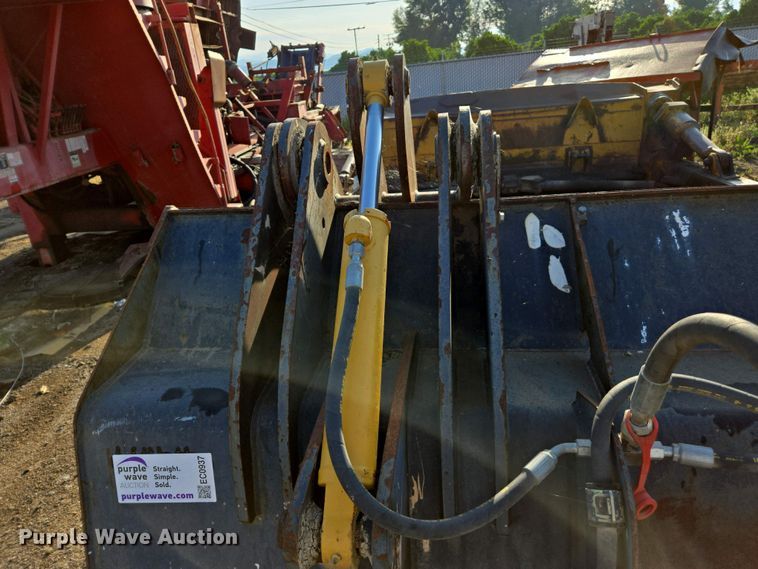 image for item EC0937 Caterpillar wheel loader grapple bucket