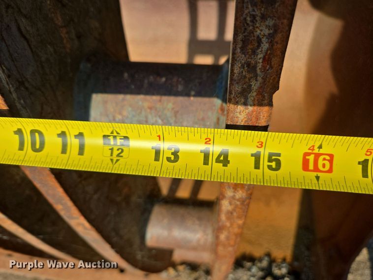 image for item EC0937 Caterpillar wheel loader grapple bucket