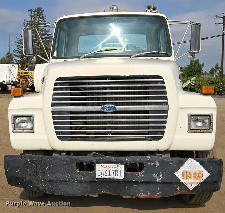 image for item EC0943 1989 Ford L7000 fuel / lube truck