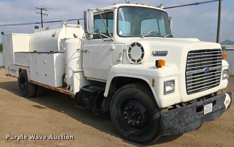 image for item EC0943 1989 Ford L7000 fuel / lube truck