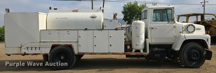 image for item EC0943 1989 Ford L7000 fuel / lube truck