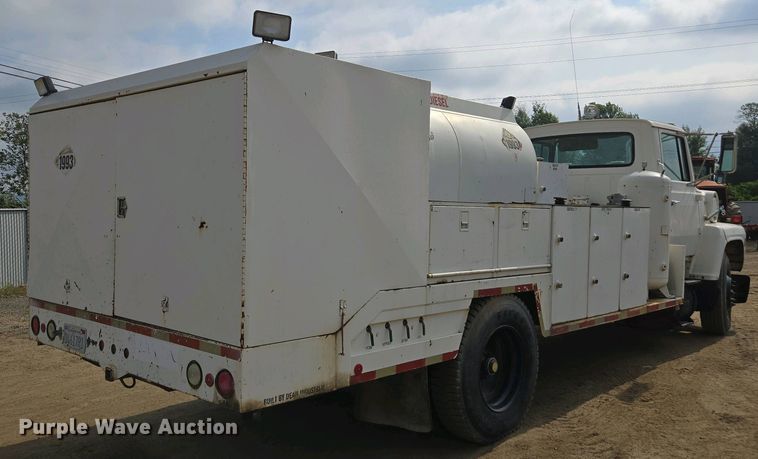 image for item EC0943 1989 Ford L7000 fuel / lube truck