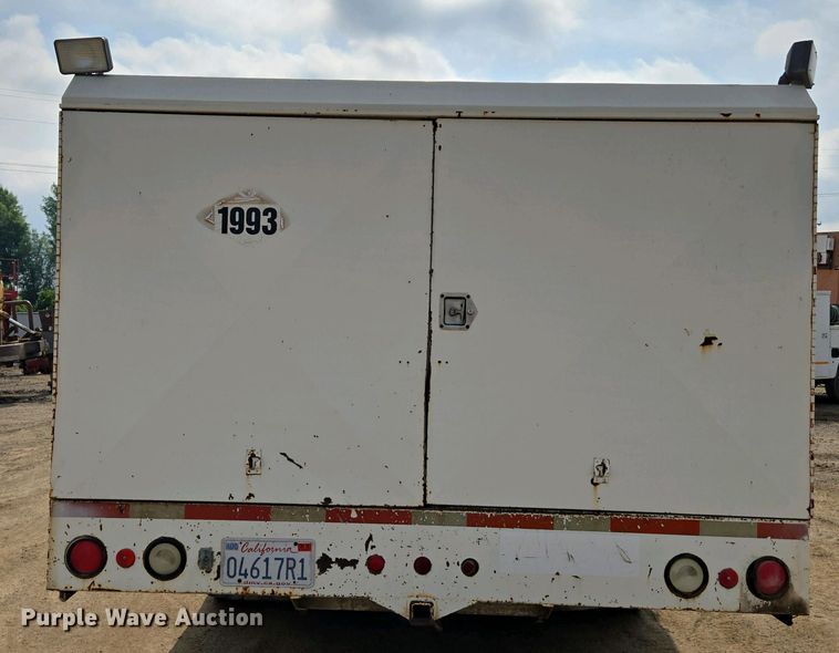 image for item EC0943 1989 Ford L7000 fuel / lube truck