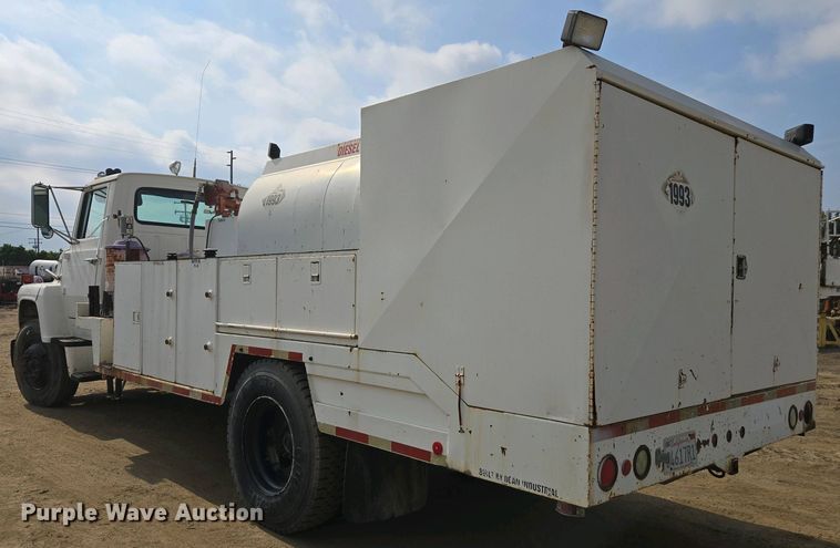 image for item EC0943 1989 Ford L7000 fuel / lube truck