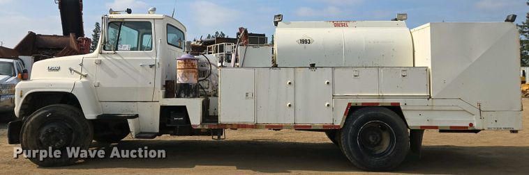 image for item EC0943 1989 Ford L7000 fuel / lube truck