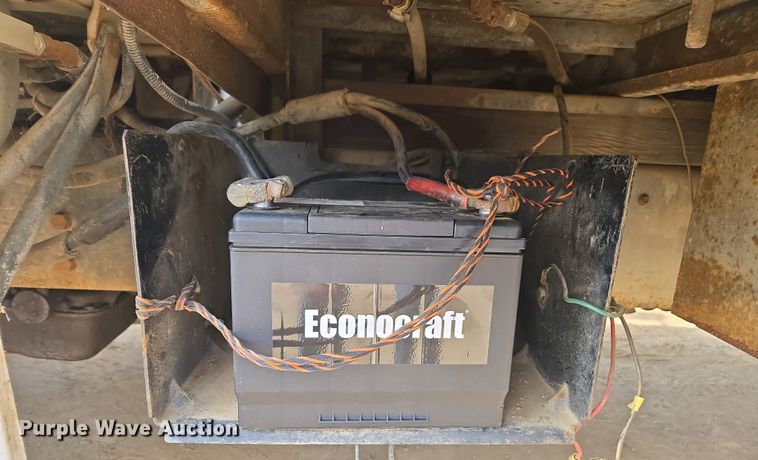 image for item EC0943 1989 Ford L7000 fuel / lube truck