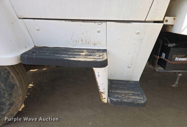 image for item EC0943 1989 Ford L7000 fuel / lube truck