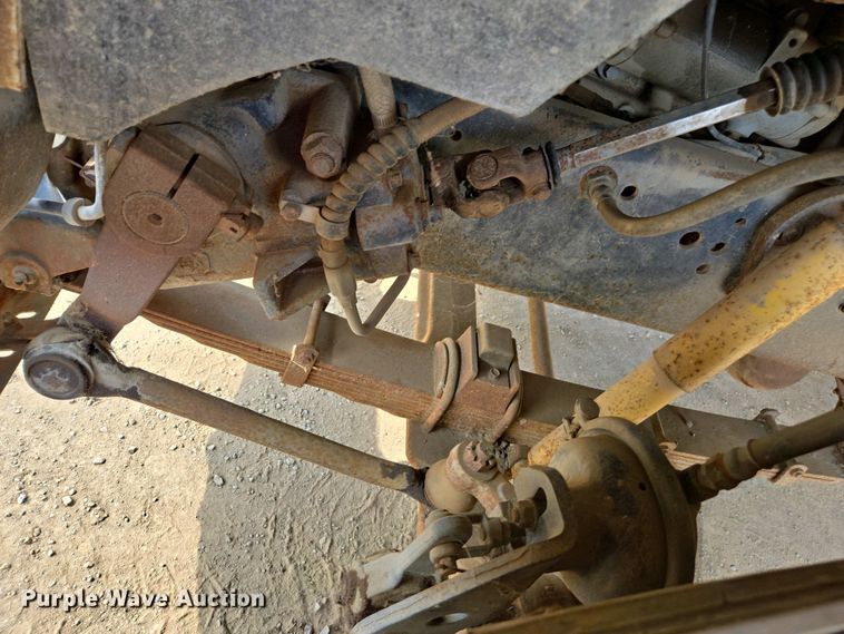 image for item EC0943 1989 Ford L7000 fuel / lube truck