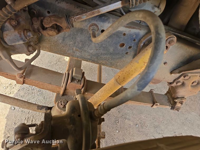 image for item EC0943 1989 Ford L7000 fuel / lube truck