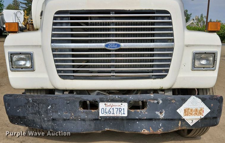 image for item EC0943 1989 Ford L7000 fuel / lube truck