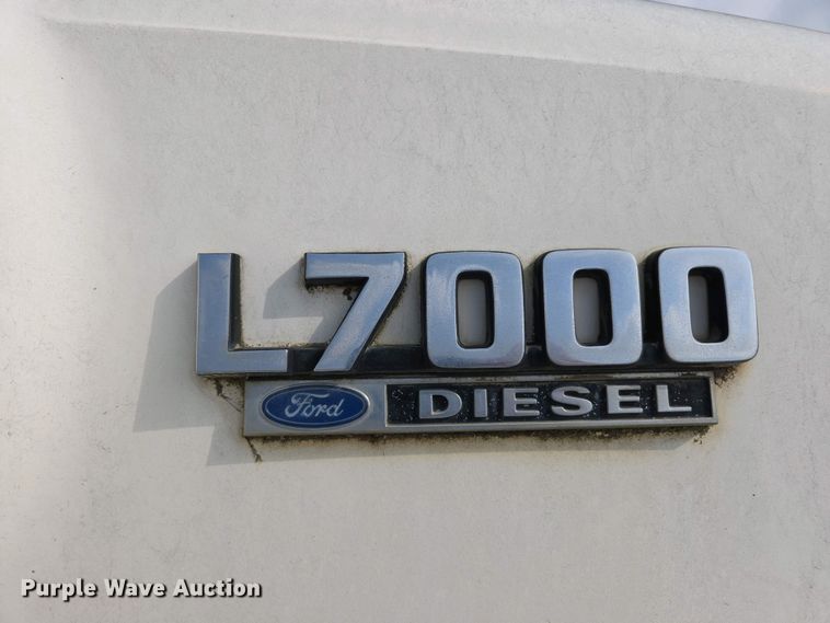 image for item EC0943 1989 Ford L7000 fuel / lube truck