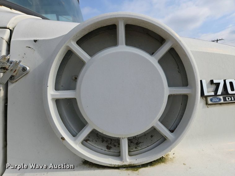 image for item EC0943 1989 Ford L7000 fuel / lube truck