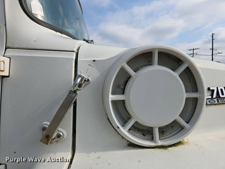 image for item EC0943 1989 Ford L7000 fuel / lube truck